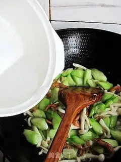 Make Shrimp-dried white mushrooms and silk melons step 10