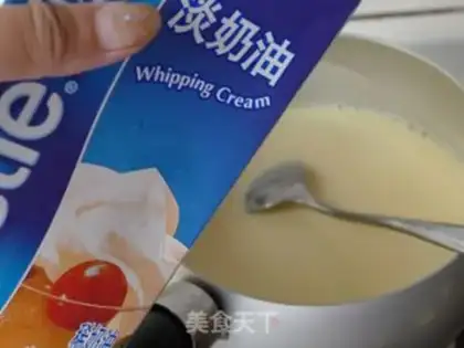 Make Cheese-fruit ice cream step 1