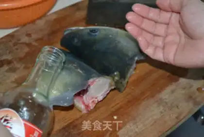 Make Double pepper steamed fish head step 2