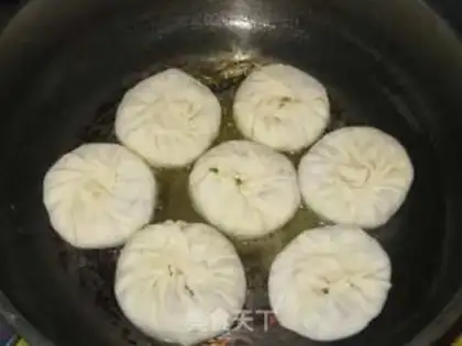 Make Pork onion pie step 5