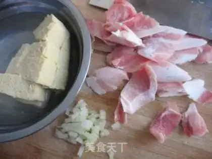 Make Pork cabbage. Frozen tofu step 1
