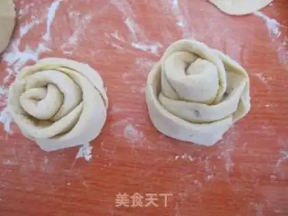 Make Pumpkin rose roll step 13
