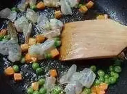 Make Pineapple shrimp fried rice step 3