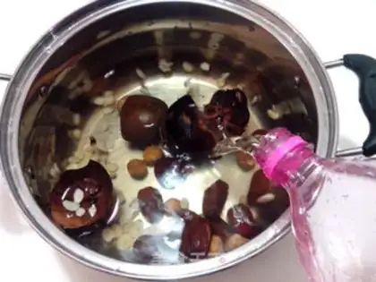 Make Frozen fruit date tea step 3