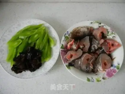 Make The mackerel blackfish soup step 1