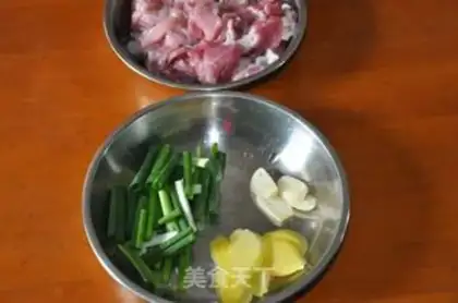 Make Ginger onions cooking pork neck step 1