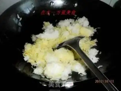 Make Yangzhou fried rice step 2