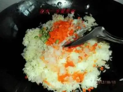 Make Yangzhou fried rice step 3