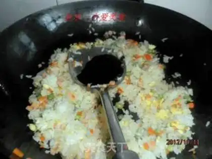 Make Yangzhou fried rice step 4