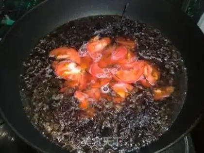 Make Cherokee tomato eggnut soup step 2