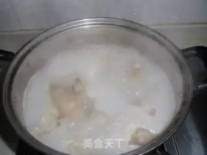Make Pig hoof sea soup step 1
