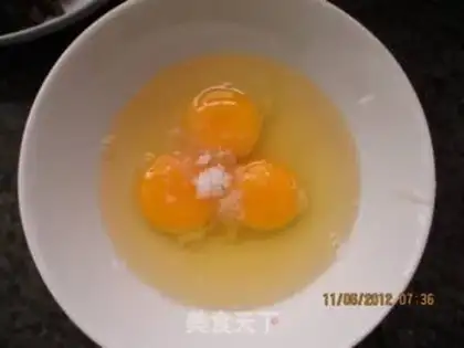 Make Seafood mushroom fried eggs step 1