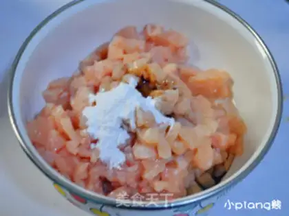 Make Xinjiang chicken rice powder step 1