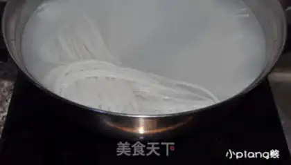 Make Xinjiang chicken rice powder step 11