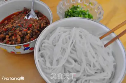 Make Xinjiang chicken rice powder step 13