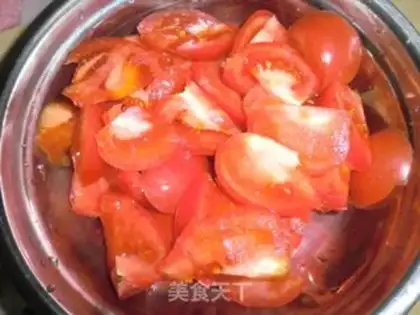 Make Cherokee tomato eggnut soup step 1