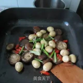 Make Fried mushroom eggs step 7