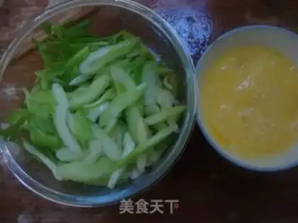Make Celery fried eggs step 1