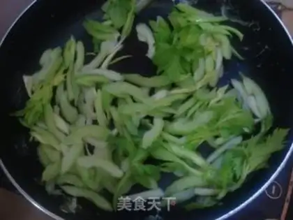 Make Celery fried eggs step 3