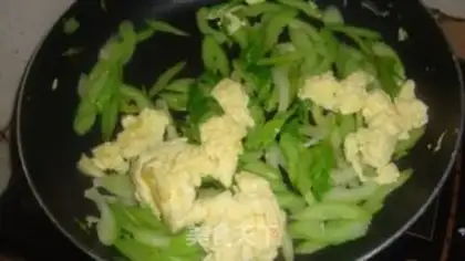 Make Celery fried eggs step 4