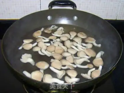 Make Straw mushroom chop soup step 1