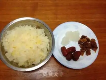 Make A silver spoon with red dates step 0