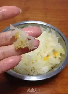 Make A silver spoon with red dates step 1