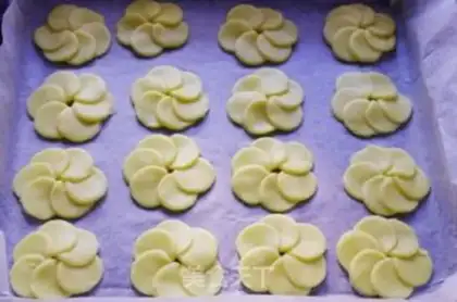 Make Flower cookies step 8
