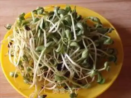 Make Clear the black bean sprouts step 0