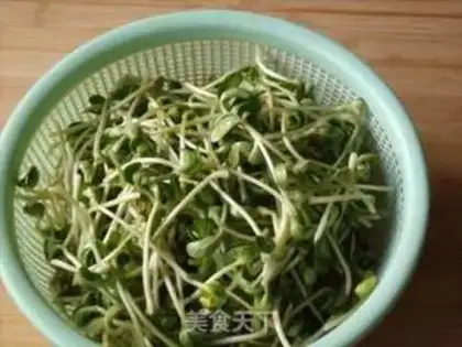 Make Clear the black bean sprouts step 1
