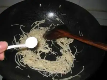 Make Golden fungus fried eggs step 3