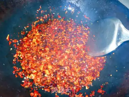 Make Spicy pepper oil step 3