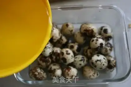 Make Quick decorating quail eggs step 3