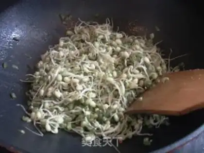 Make The spontaneous green bean sprouts step 2