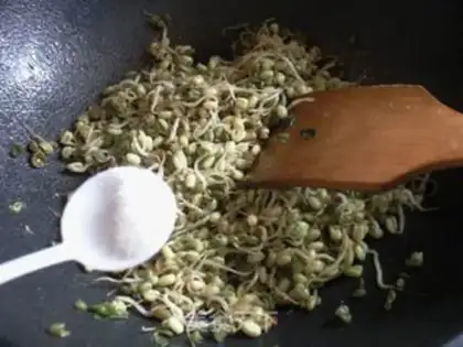 Make The spontaneous green bean sprouts step 6