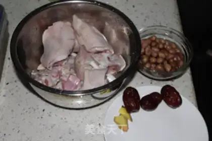 Make "Red-tree peanut pig hoof soup." step 0