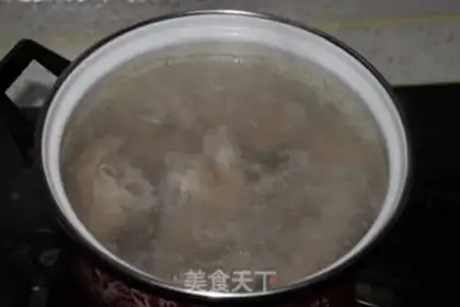 Make "Red-tree peanut pig hoof soup." step 1
