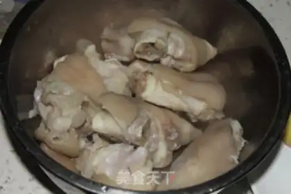Make "Red-tree peanut pig hoof soup." step 2