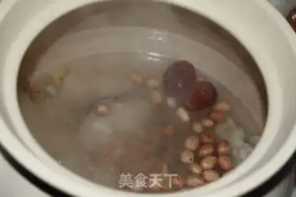 Make "Red-tree peanut pig hoof soup." step 5