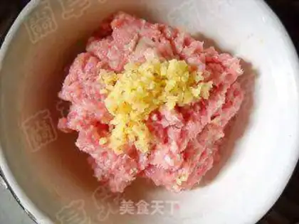 Make Hot cabbage and prawn step 1