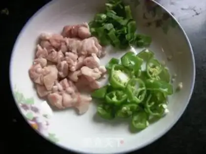 Make Tomato meat egg soup step 1