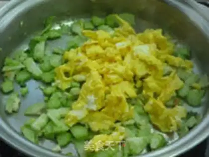 Make Orchid with fried eggs step 7