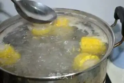 Make Piggy radish corn soup step 9