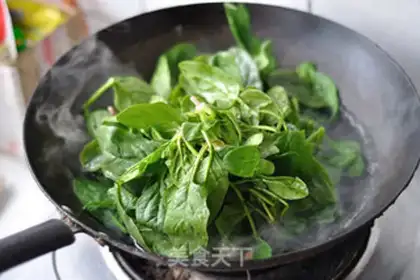 Make Garlic spinach eggs step 1