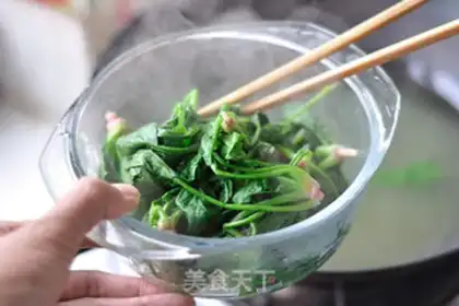 Make Garlic spinach eggs step 2