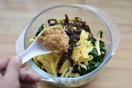 Make Garlic spinach eggs step 14
