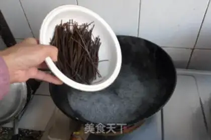 Make Spicy root powder step 1