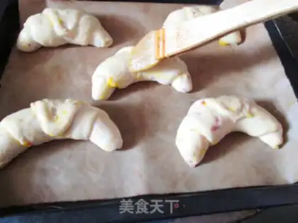 Make Onion bacon horn bag step 12