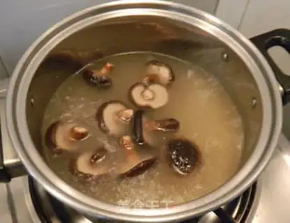Make Go to the soup mushroom noodles step 4