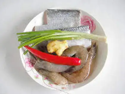Make Two fresh prawns step 0